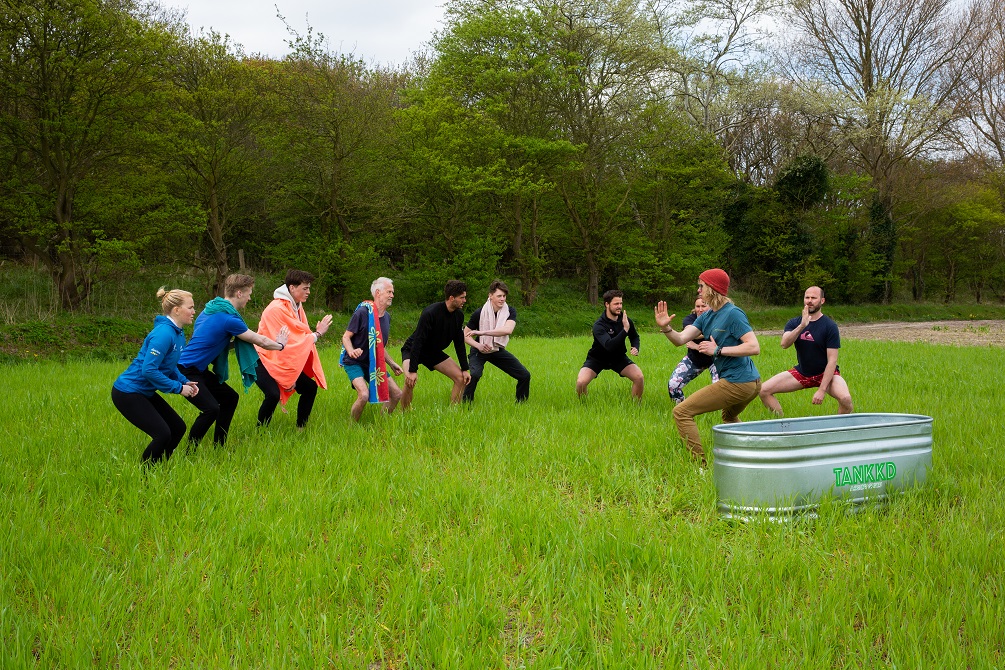 Even opwarmen. Lekker gek doen. Teambuilding op het randje van je comfortzone.